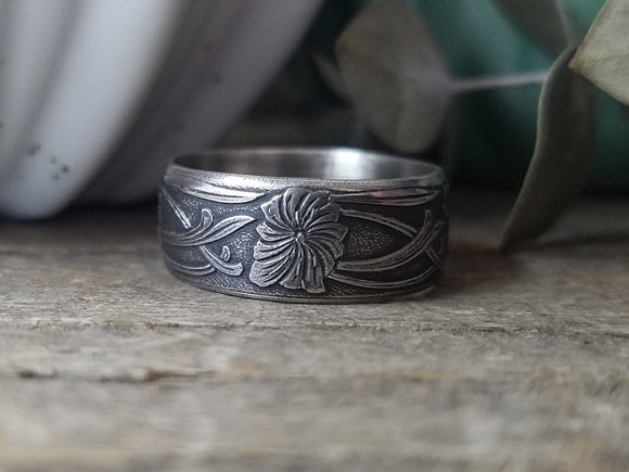 Daisy Pattern Wide Band Ring